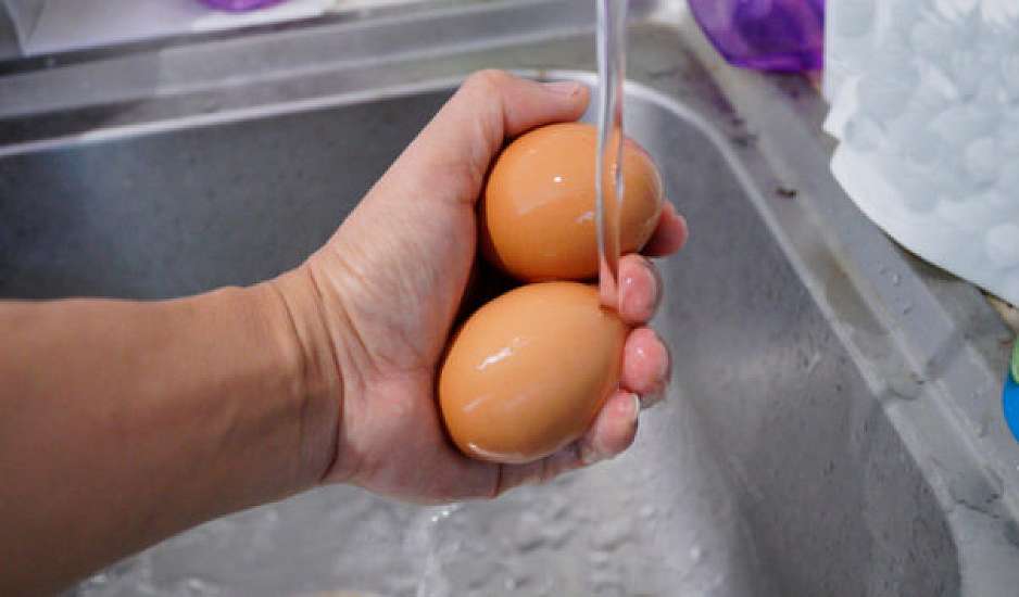 Πώς θα καταλάβετε ότι ένα αυγό έχει χαλάσει! Το τεστ των 5’’