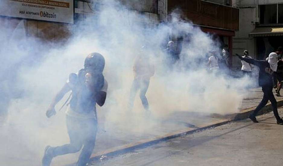 Χάος και συγκρούσεις στη Βενεζουέλα - Νεκρή διαδηλώτρια