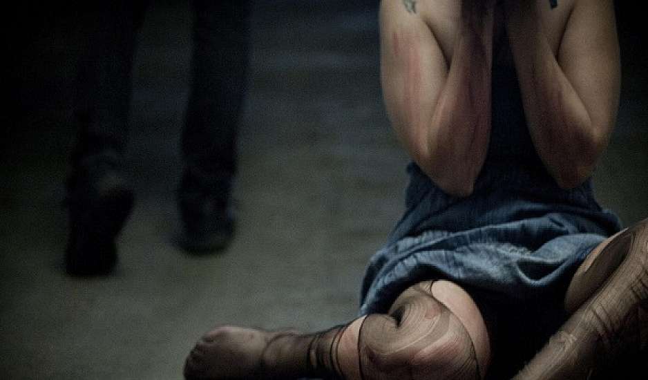 Σοκ στον Κεραμεικό: Kρατούσε αιχμάλωτες δύο ανήλικες, τους έδινε ναρκωτικά και τις βίαζε
