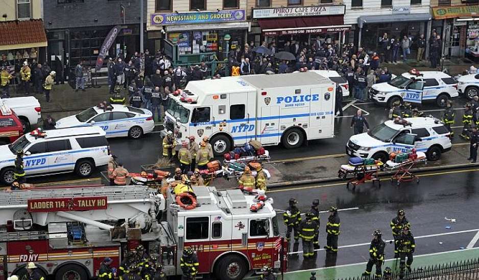 Νέα Υόρκη: Αναζητείται ο δράστης της επίθεσης στο Μετρό – Τουλάχιστον 16 τραυματίες