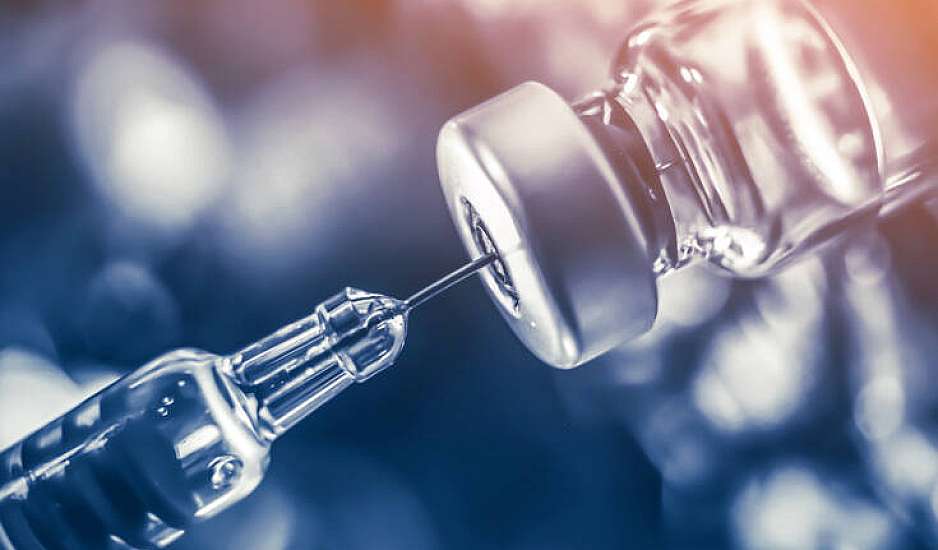 Νοσηλευτής κόλλησε κορονοϊό μια εβδομάδα αφού έκανε την πρώτη δόση από το εμβόλιο της Pfizer
