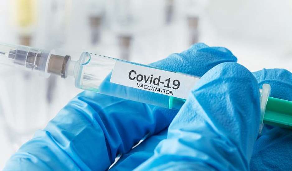 Covid-19: Τι να κάνετε αν νοσήσετε ανάμεσα στις δύο δόσεις εμβολίου