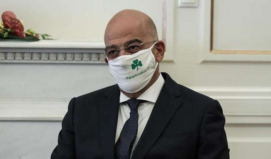 Γιατί ο Δένδιας φορούσε μάσκα του Παναθηναϊκού σε επίσημη συνάντηση