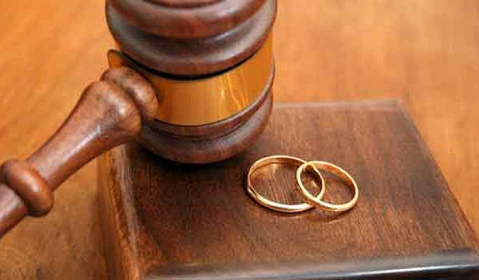 Αγωγή διαζυγίου από 39χρονη λόγω... μη ικανοποίησης από τον 50χρονο σύζυγο της