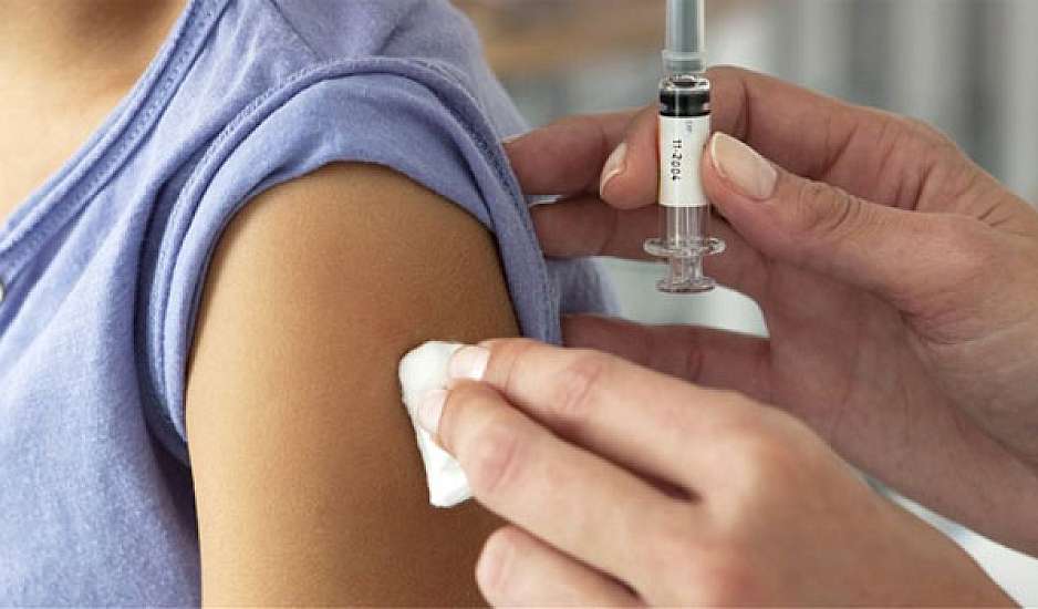 ΕΟΔΥ: Tο αντιγριπικό εμβόλιο μειώνει σημαντικά τον κίνδυνο θανάτου από τη γρίπη