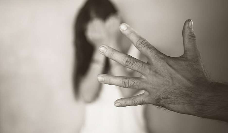 Ενδοοικογενειακή βία: Σοκάρουν οι αριθμοί καταγγελιών των περιστατικών τις τελευταίες μέρες