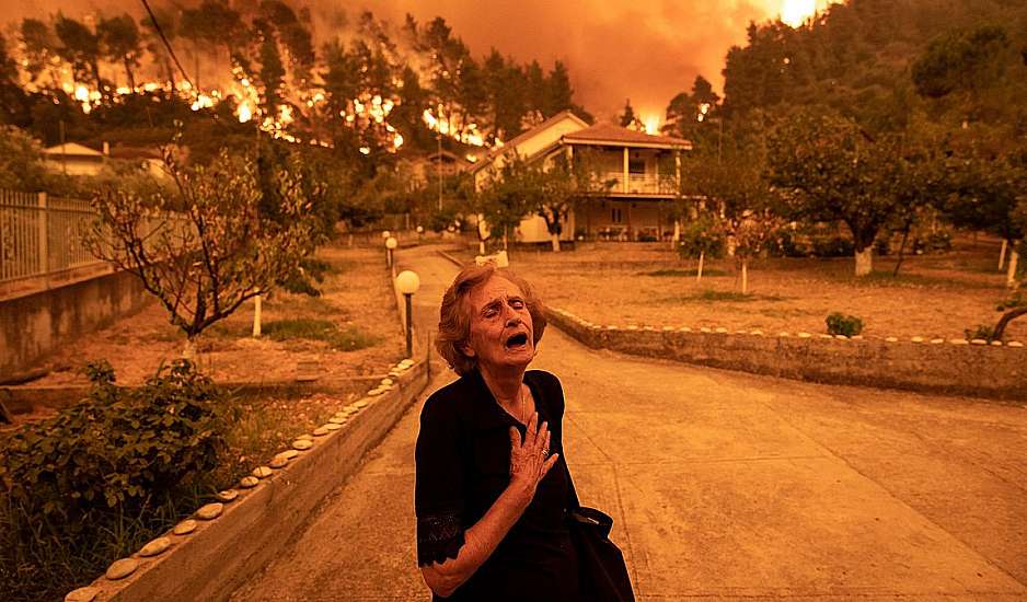 Εύβοια: Η κυρία Παναγιώτα της συγκλονιστικής φωτογραφίας από τις φωτιές του 2021 είδε το χωριό της να βυθίζεται στη λάσπη