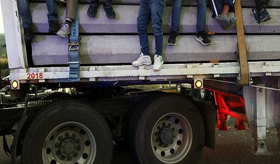 Βέλγιο: Βρέθηκαν 20 μετανάστες μέσα σε κοντέινερ φορτηγού