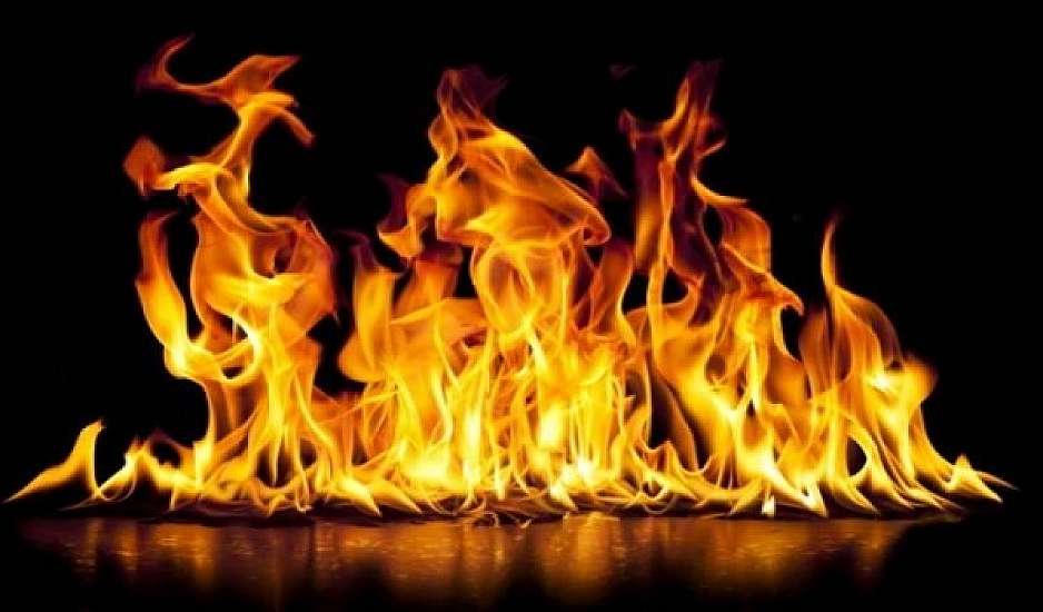 Μαίνεται η φωτιά στην Αχαΐα – Το λιμενικό έχει απομακρύνει 101 άτομα από παραλίες