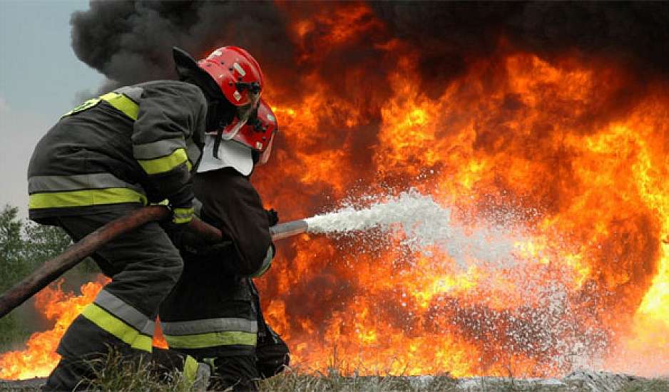 Φωτιά στην Ανάβυσσο κοντά σε οικισμό – Διακοπή κυκλοφορίας στη Λεωφόρο Αναβύσσου