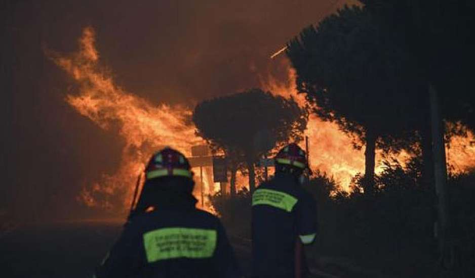 Ανεξέλεγκτη πυρκαγιά στην Οινόη - Συνεχείς αναζωπυρώσεις στη Λεύκα, φόβοι για εξάπλωση στην Πάρνηθα