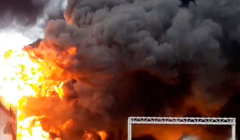 Φωτιά στη Λέσβο: Σπίτια και επιχειρήσεις κάηκαν στα Βατερά με την μάχη να είναι δύσκολη