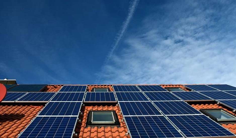 Ηλιακοί θερμοσίφωνες και φωτοβολταϊκά στη στέγη: Πότε ξεκινούν οι αιτήσεις