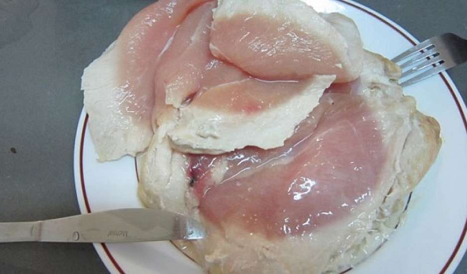 Οι πιθανοί κίνδυνοι αν φάτε ανεπαρκώς μαγειρεμένο κοτόπουλο