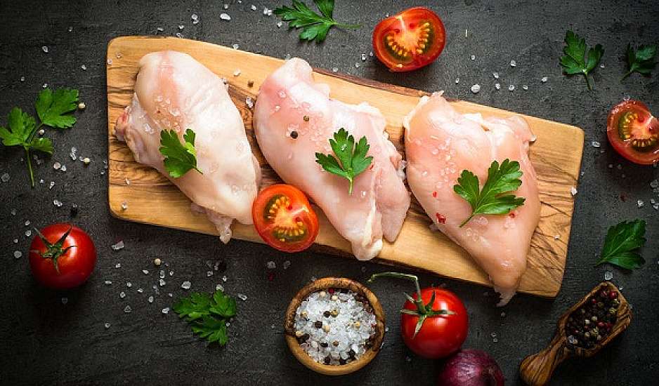 Πόσο διαρκεί το ωμό και πόσο το μαγειρεμένο κοτόπουλο στο ψυγείο;