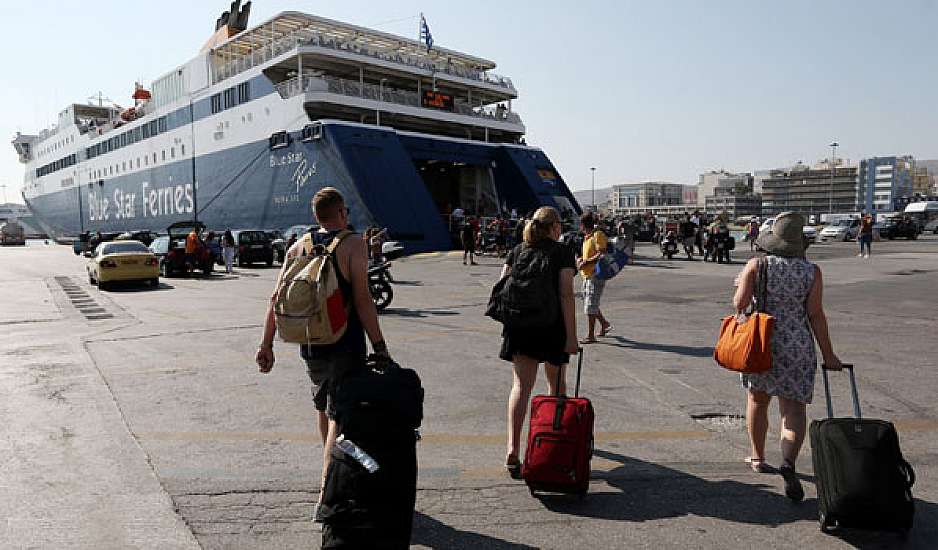 Καλοκαιρινές διακοπές: Μεγάλη έξοδος των εκδρομέων – Χαμός στο λιμάνι του Πειραιά