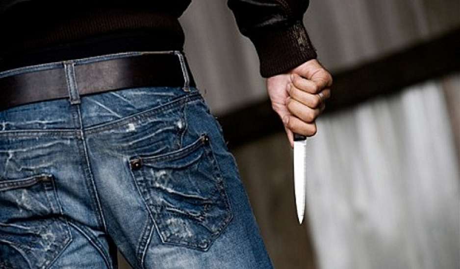 Άνδρας σε αμόκ επιτέθηκε με μαχαίρι στον φίλο του στην Κρήτη