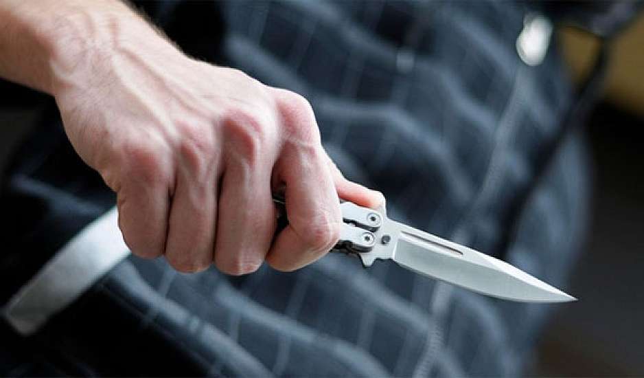 Καλαμάτα: Στο νοσοκομείο με το μαχαίρι που του κάρφωσε στο λαιμό η κουμπάρα του – Εξελίξεις στην υπόθεση