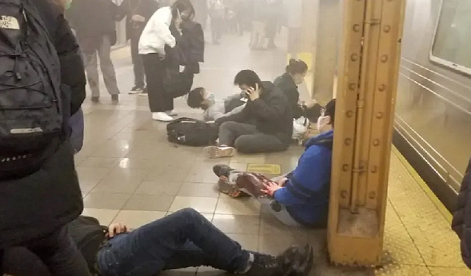 Νέα Υόρκη: Ασύλληπτος παραμένει ο δράστης της επίθεσης στο μετρό - Ποιον αναζητούν οι Αρχές