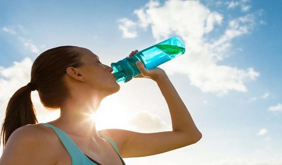 Καύσωνας: Πόσο νερό πρέπει να πίνεις
