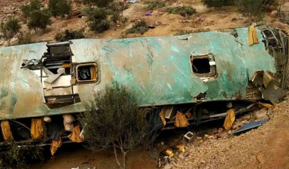 Περού: Τουλάχιστον 15 νεκροί από πτώση λεωφορείου σε χαράδρα
