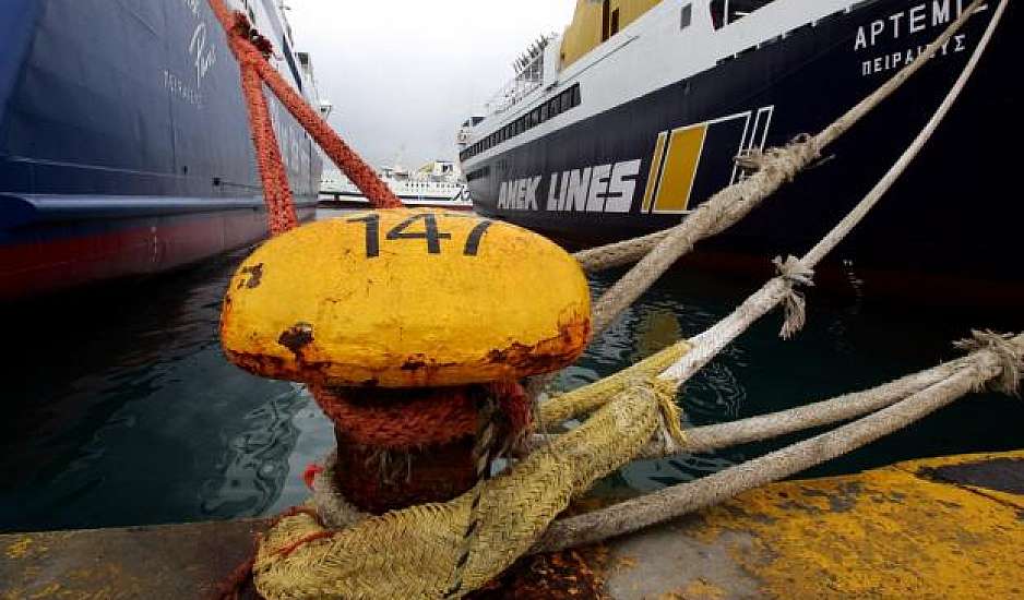 Απεργία: Δεμένα τα πλοία στα λιμάνια την Τετάρτη για τη δολοφονία του Αντώνη Καργιώτη