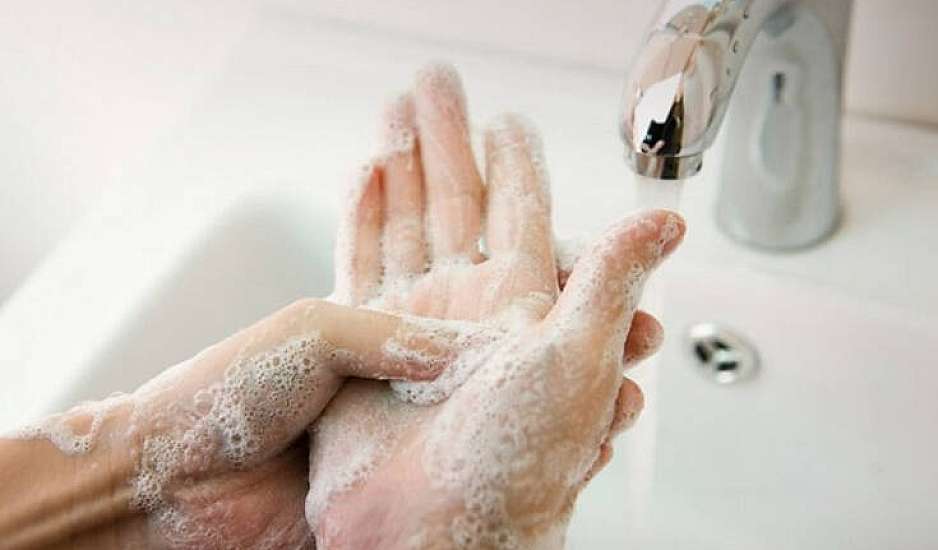 Έτσι γίνεται το σωστό πλύσιμο των χεριών – Πόσο πρέπει να διαρκεί και πώς πρέπει να κλείνουμε τη βρύση