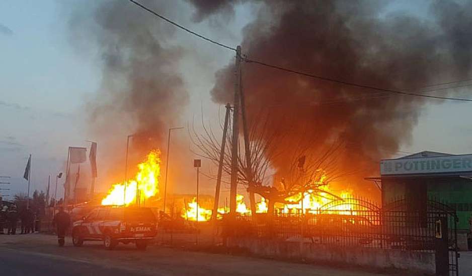 Λάρισα: Μεγάλη πυρκαγιά σε εργοστάσιο ξυλείας. Ένας τραυματίας