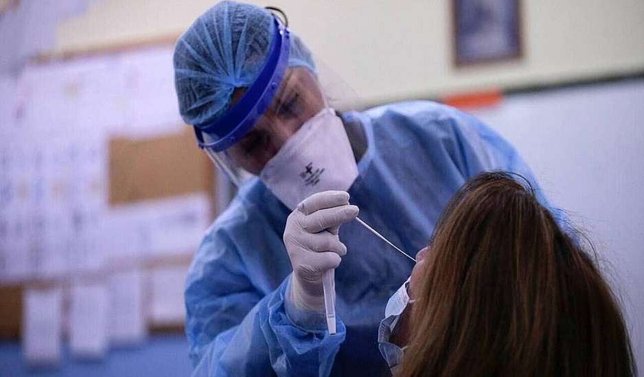 Κορονοϊός: 57 νεκροί και 61 διασωληνωμένοι την τελευταία εβδομάδα - Αυξήθηκαν τα κρούσματα γρίπης
