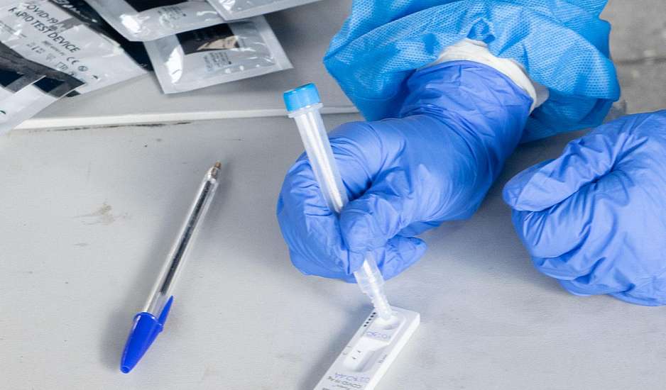 Κορονοϊός: Ένα υποχρεωτικό rapid test την εβδομάδα για τους ανεμβολίαστους στον ιδιωτικό τομέα
