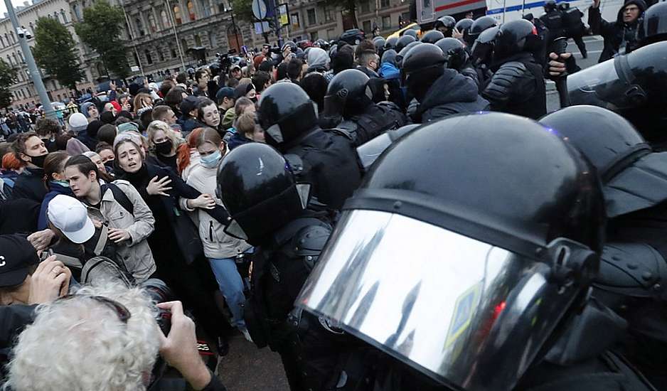 Ρωσία: Πανικός μετά την επιστράτευση -  Έγγραφα στράτευσης στους συλληφθέντες διαδηλωτές