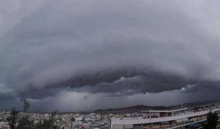 Καιρός: Έπεσαν 8.350 κεραυνοί – Shelf cloud «σκέπασε» την Αθήνα
