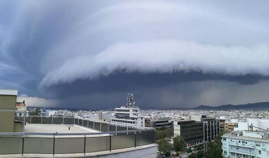 Ένα shelf cloud πάνω από την Αθήνα: Τι σημαίνει η εμφάνιση του