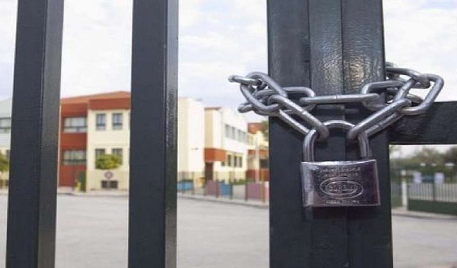 Παρολίγο τραγωδία στη Φθιώτιδα: Σιδερένια πόρτα σχολείου υποχώρησε και πλάκωσε νήπιο