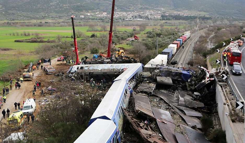 Le Monde για Τέμπη: Το χειρότερο σιδηροδρομικό δυστύχημα της Ελλάδας