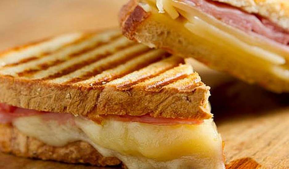 Έχεις βαρεθεί να τρως τοστ με τυρί και γαλοπούλα; 4+1 ιδέες για το τι να βάλεις μέσα σύμφωνα με διατροφολόγο