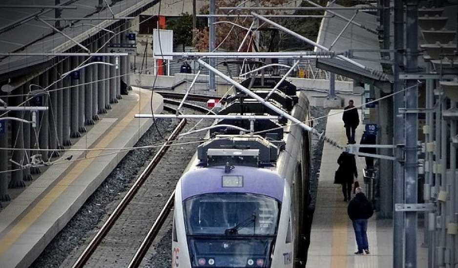 Θεσσαλονίκη: Τρένο προσέκρουσε σε δέντρο – Τραυματίστηκε ένας μηχανοδηγός
