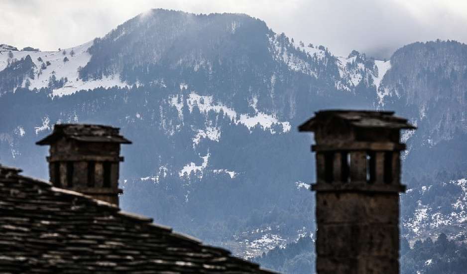 Χιονίζει στα ορεινά της Ηπείρου - Ρίψεις αλατιού για να μείνει ανοικτό το επαρχιακό δίκτυο
