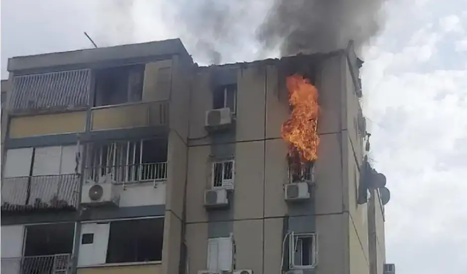 Η Χαμάς χτύπησε κτίριο στο Τελ Αβίβ – Ηχούν οι σειρήνες στην πόλη