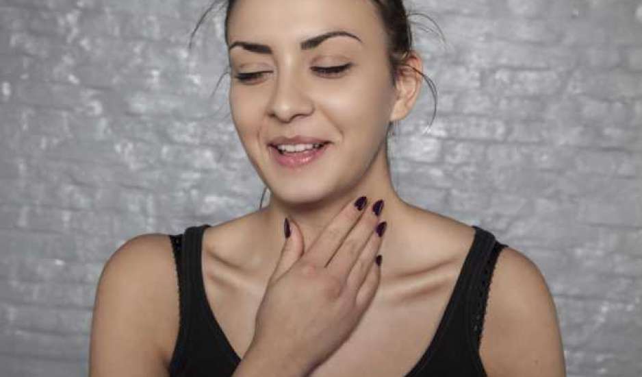 Γιατί καθαρίζετε συνέχεια τον λαιμό σας – Δείτε τις πιθανές αιτίες