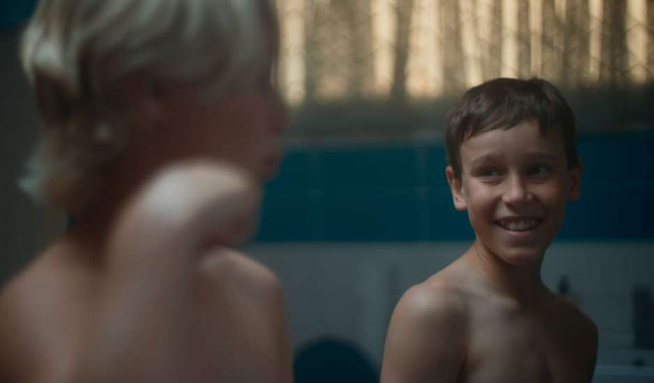 Shower Boys: Ερωτική ταινία μεταξύ αγοριών προβλήθηκε σε μαθητές – Έντονη αντίδραση των γονέων
