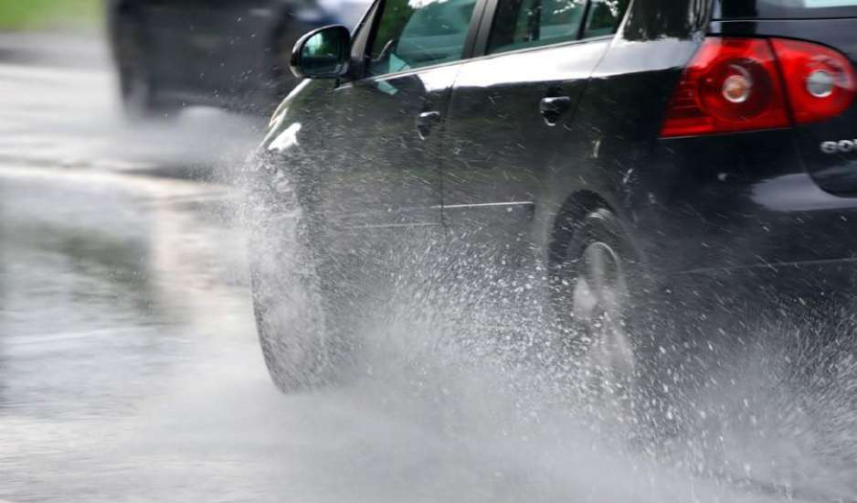 Τι πρέπει να προσέχουμε όταν οδηγούμε σε συνθήκες βροχής και έντονης ολισθηρότητας