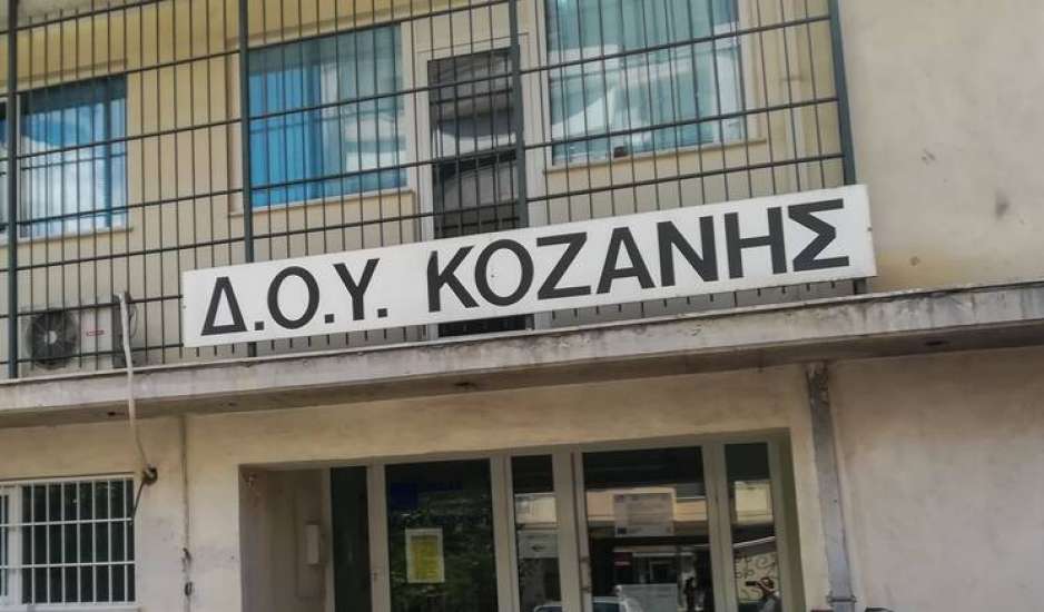 Επίθεση με τσεκούρι στη ΔΟΥ Κοζάνης: Αναβλήθηκε η δίκη για να δώσει πανελλαδικές ο κατηγορούμενος