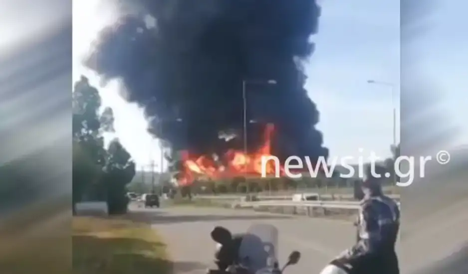 Μεγάλη φωτιά στην Εύβοια – Καίγεται εργοστάσιο με λάστιχα