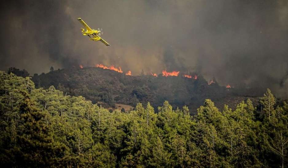 Φωτιές: Καίγονται σπίτια στην Κάρυστο - Νέες εκκενώσεις οικισμών σε Ρόδο, Κέρκυρα