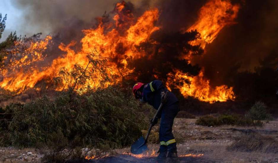 Φωτιές: Ρόδος και Κέρκυρα τα δυσκολότερα μέτωπα - Συνεχείς αναζωπυρώσεις και εκκενώσεις περιοχών
