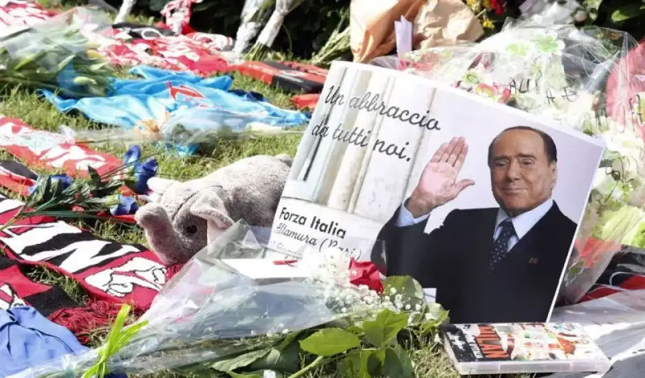 Σίλβιο Μπερλουσκόνι: Πλήθος κόσμου στο Ντουόμο του Μιλάνου για την κηδεία (LIVE)