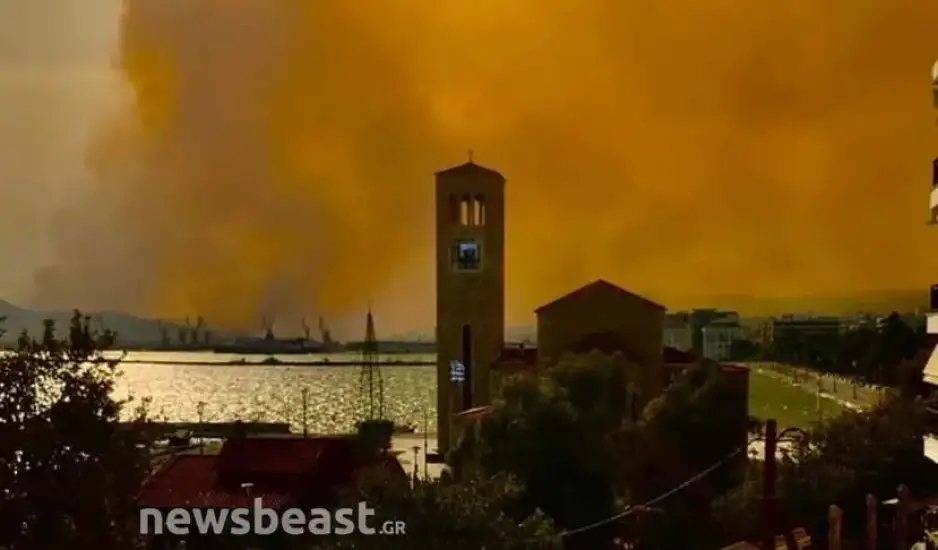 Βόλος Φωτιά: Συγκλονιστική φωτογραφία μέσα μέσα από την πόλη αποτυπώνει το μέγεθος της ανεξέλεγκτης φωτιάς