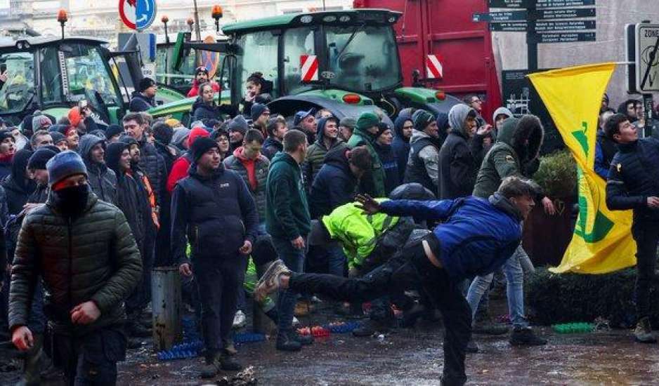 Βρυξέλλες: Χιλιάδες αγρότες με τρακτέρ στο κέντρο της πόλης – Ένταση, αυγά, φωτιές και δακρυγόνα