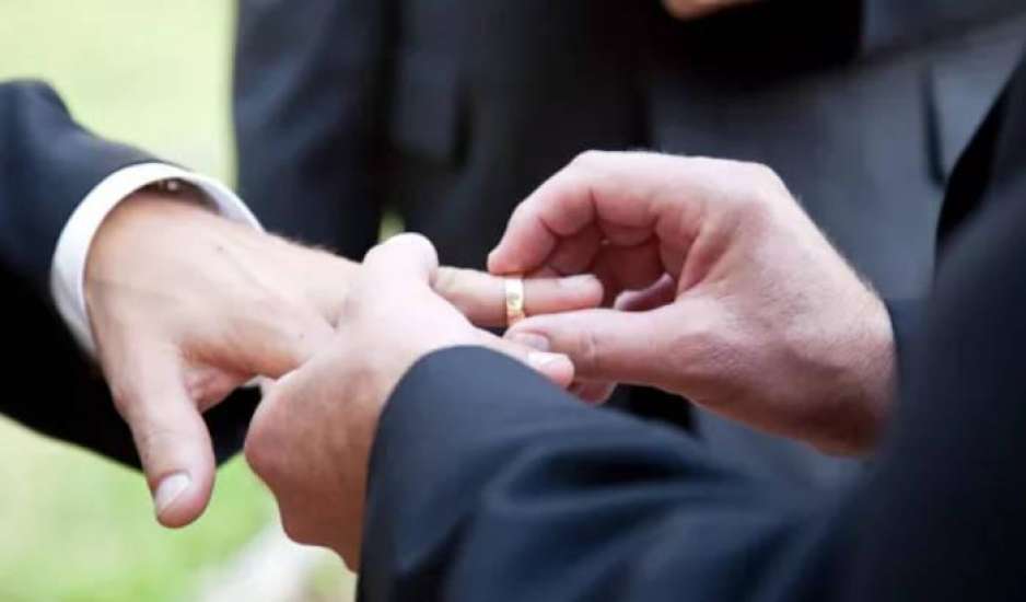 Ομόφυλα ζεγάρια: Επισπεύδει η κυβέρνηση το νομοσχέδιο για τον γάμο – Συνεχίζονται οι διαφωνίες στην αντιπολίτευση